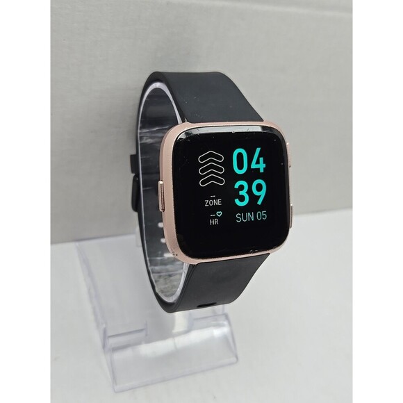 Fitbit Versa FB504 Smartwatch Fitness Heart Rate Bluetooth Activity W/ Charger - Picture 3 of 12